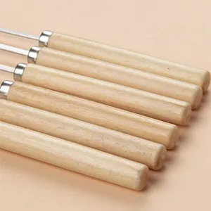 Professionelle Grillspieße aus Edelstahl mit ergonomischen Naturholzgriffen im Detail