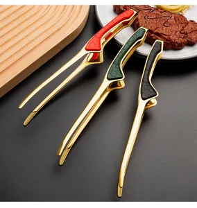 Detail van gouden roestvrijstalen Koreaanse barbecuetang met handig anti-slip handvat.