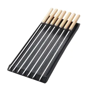 Profi 6er-Set Edelstahl-Grillspieße mit Holzgriffen auf einem schwarzen Serviertablett