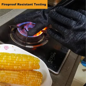 Λεπτομέρεια μαύρων γαντιών BBQ από νεοπρένιο κατά τη διάρκεια δοκιμής αντοχής στη φωτιά