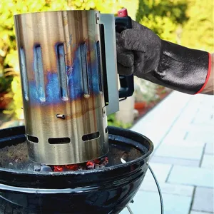 Κοντινό πλάνο μαύρου γαντιού BBQ από νεοπρένιο ανθεκτικού στη θερμότητα με εκκινητή κάρβουνου
