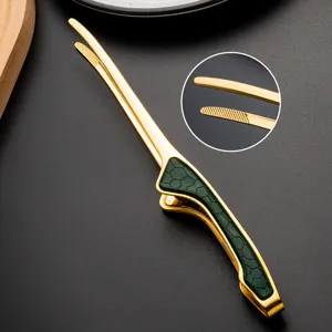 Gouden roestvrijstalen barbecuevoedseltang met groen honingraatpatroon handvat keuken