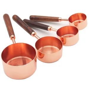 Misurini in oro rosa con manici in noce, set di utensili da cucina per la cottura.