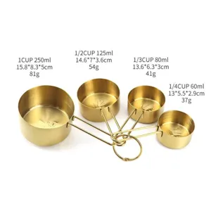 Goldene Messbecher aus Edelstahl Set mit klaren Kapazitäts- und Maßangaben zum Backen.