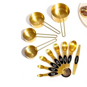 Goldene Edelstahl Messbecher und Messlöffel Set Detail, präzises Backwerkzeug für Küche.
