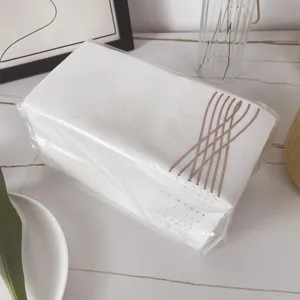 Packung weißer Einwegservietten mit eleganten roségoldenen geometrischen Linienmustern.