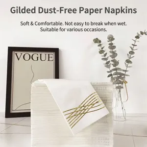 Hochwertige weiße Papierservietten mit Goldfolienstreifen für festliche Anlässe.