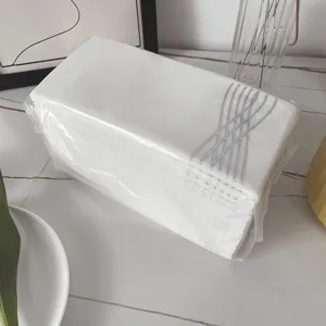 Einweg-Papierservietten in Weiß mit silberner Folienprägung für Gastronomie und Feiern