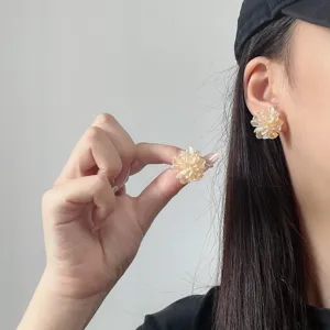 Detailaufnahme des 3D-Blumenohrrings am Ohr mit zarten, durchscheinenden Blütenblättern