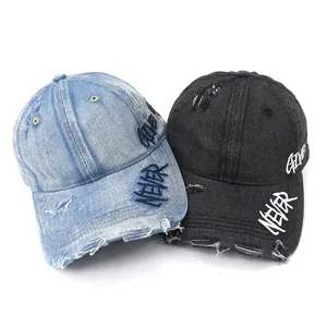 Vista dettagliata di cappelli da baseball in denim strappato con lettere ricamate chic.