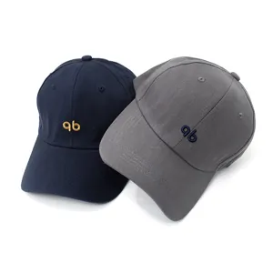 Gedetailleerd overzicht van casual baseballcaps in marineblauw en grijs met borduurwerk.