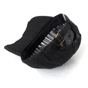 Primo piano dettagliato della fibbia metallica regolabile e della struttura interna del cappello.