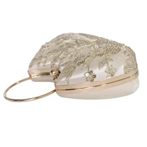 Elegante champagnerfarbene Clutch in Herzform mit Blumenstickerei und Rundgriff.