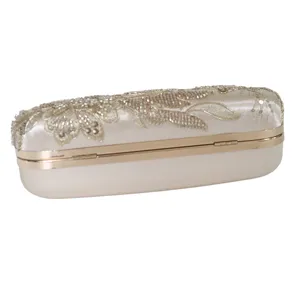 Vintage Champagner Satin Abendtasche mit handgefertigten Blumenperlen und Goldrahmen.