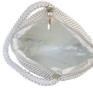 Bolso de noche elegante con cuentas plateadas de aluminio y forro de satén blanco