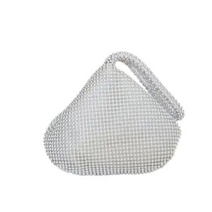 Elegante bolso de noche plateado con cuentas de aluminio y forma de triángulo única