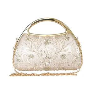 Elegante bolso de noche champán con bordado floral, asa de metal y cadena para mujer.
