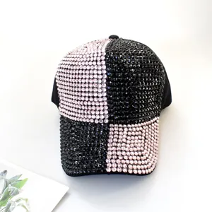 Primer plano detallado de una gorra de béisbol con diamantes de imitación y patrón de bloques.