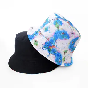 Chapeau bob réversible avec imprimé numérique et côté noir, idéal pour le soleil d'été.