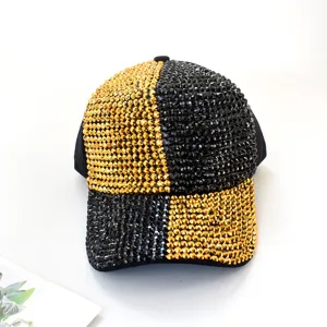 Primer plano de los detalles de la gorra de béisbol con pedrería dorada y negra