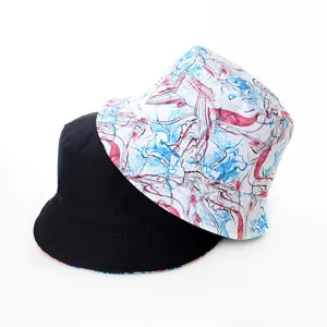 Gros plan detaille du chapeau bob reversible avec imprime abstrait colore et cote noir uni.