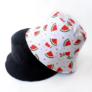 Lässiger Wendebuchthut mit süßem Wassermelonen-Print und schlichtem Schwarz für den Sommer.