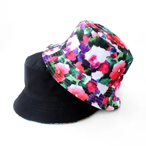 Vue détaillée du chapeau bob réversible avec un imprimé floral coloré et un design noir uni.
