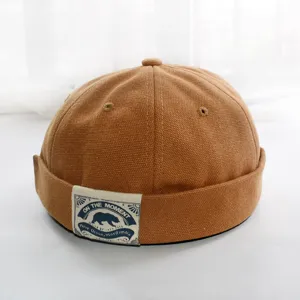 Nahaufnahme der braunen Segeltuch Docker Cap, retro gerollte Miki Mütze mit Frontpatch.