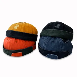Quattro cappelli docker in denim lavato vintage nei colori giallo arancio blu e nero