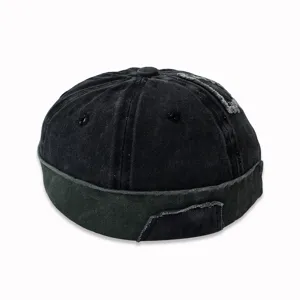 Vista dettagliata del cappello a cupola nero lavato effetto invecchiato con bordi grezzi