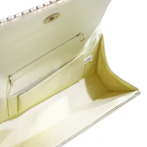 Sac de soirée élégant vue intérieure avec doublure soyeuse, texture lisse et détails métalliques.
