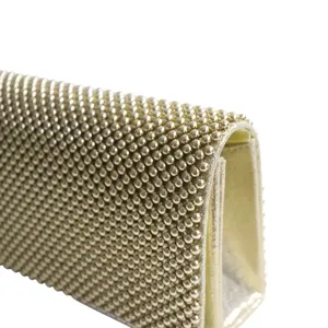 Élégant sac de soirée perlé doré pour femmes, design clouté étincelant pour fêtes.