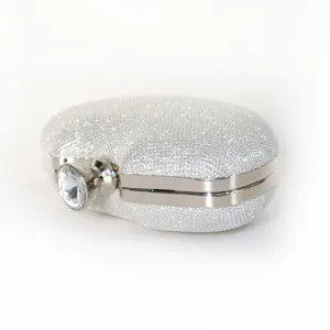 Sac de soirée pochette argenté pailleté élégant avec fermoir métal strass brillant femme.