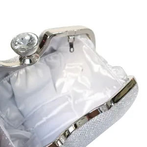 Élégant sac de soirée argenté à paillettes avec un fermoir en cristal étincelant.