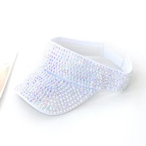 Vista dettagliata della visiera parasole bianca ricoperta di strass multicolori brillanti