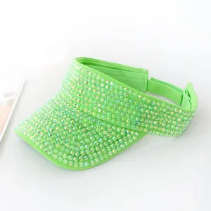 Dettaglio della visiera parasole verde neon decorata con strass brillanti e scintillanti