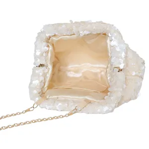 Sac de soirée à sequins fait main avec chaîne dorée, pochette élégante pour fête.