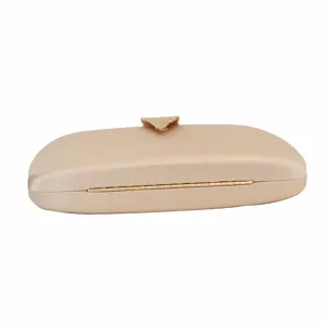 Sac de soirée pochette en satin champagne, élégant sac rigide avec fermoir feuille en métal.