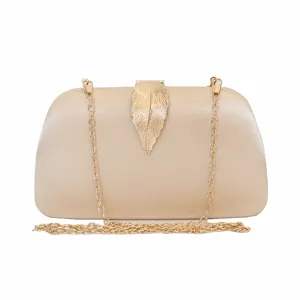 Élégant sac de soirée doré avec fermoir feuille en métal et chaîne pour les fêtes.