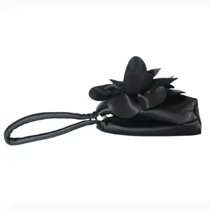 Κομψή μαύρη σατέν βραδινή τσάντα clutch με εντυπωσιακό τρισδιάστατο λουλούδι από ύφασμα.