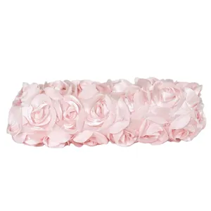 Elegante blassrosa Abendtasche mit romantischen 3D-Satinrosen-Blumendekorationen