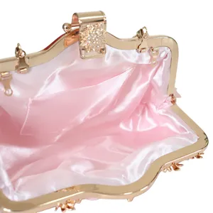 Innenansicht der rosa Satin-Abendtasche mit goldenem Kristallblumen-Verschluss