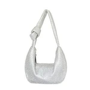 Elegante borsa da sera con strass argento e manico annodato per feste e cerimonie.