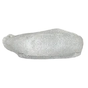 Elegante pochette da sera in strass argento con un raffinato manico a nodo unico.