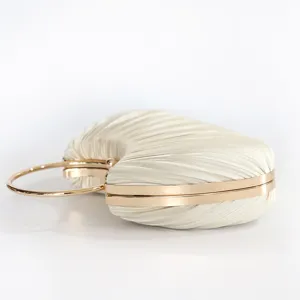 Elegante plissierte Abendtasche mit goldenem runden Metallgriff und Satindesign.
