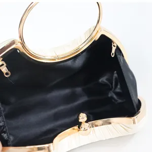 Elegante weiße Plissee Abendtasche mit schicken goldenen Metallringgriffen und Verschluss.