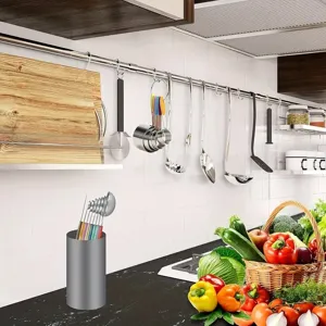 Edelstahl Messbecher und Messlöffel Set mit bunten Silikongriffen für die Küchenbäckerei.