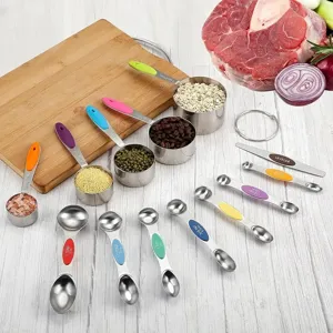 Edelstahl Messbecher und Messlöffel Set mit bunten Silikongriffen zum Backen und Kochen.
