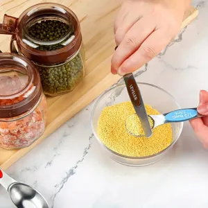 Edelstahl Messlöffel Detailansicht mit verstellbarem Abstreichbalken für präzises Backen.