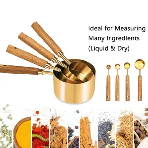 Vue détaillée des tasses et cuillères à mesurer en acier doré avec manches en bois